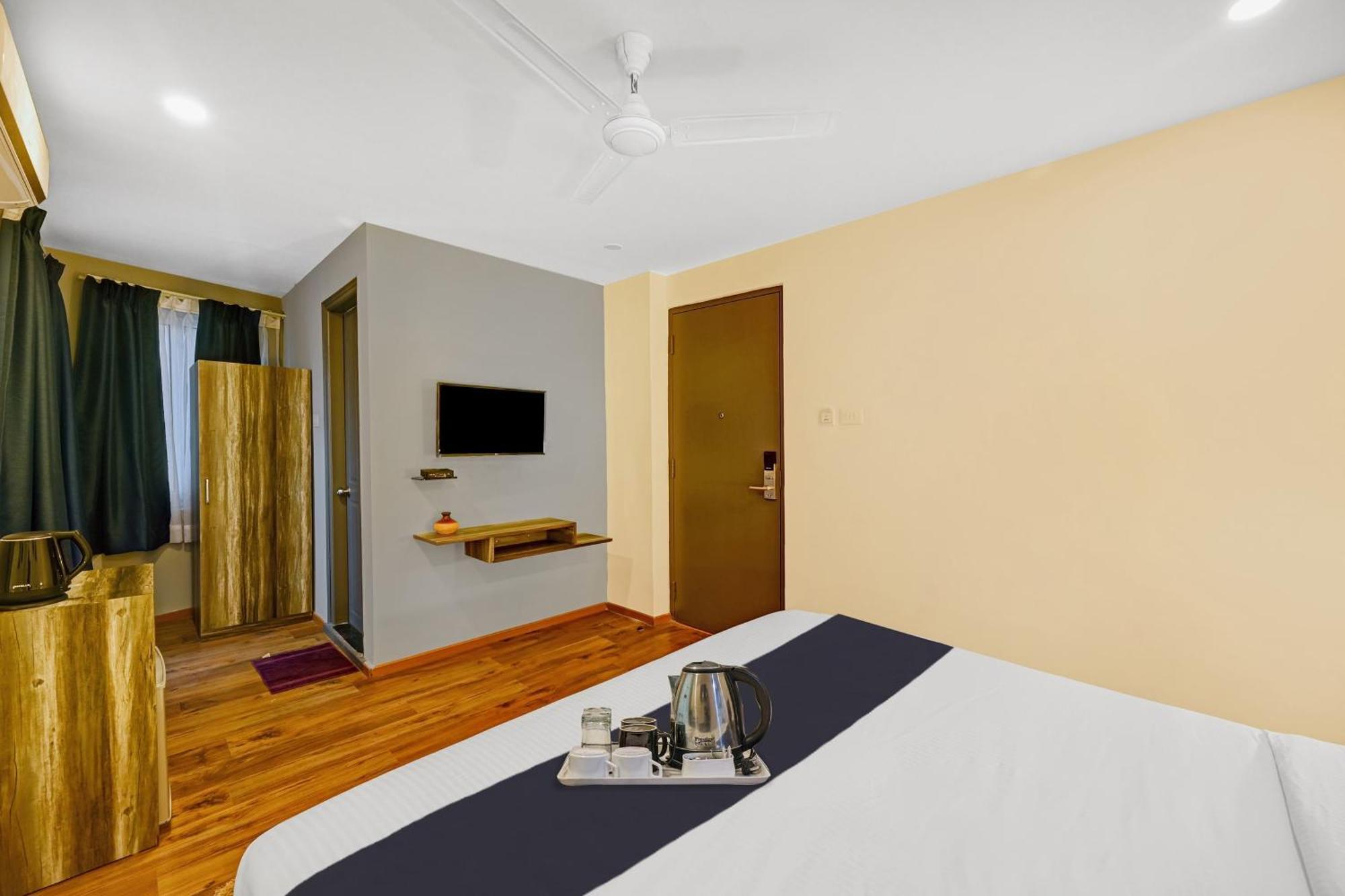 Отель Super Townhouse Oak Hillside Aqua Khandagiri Экстерьер фото