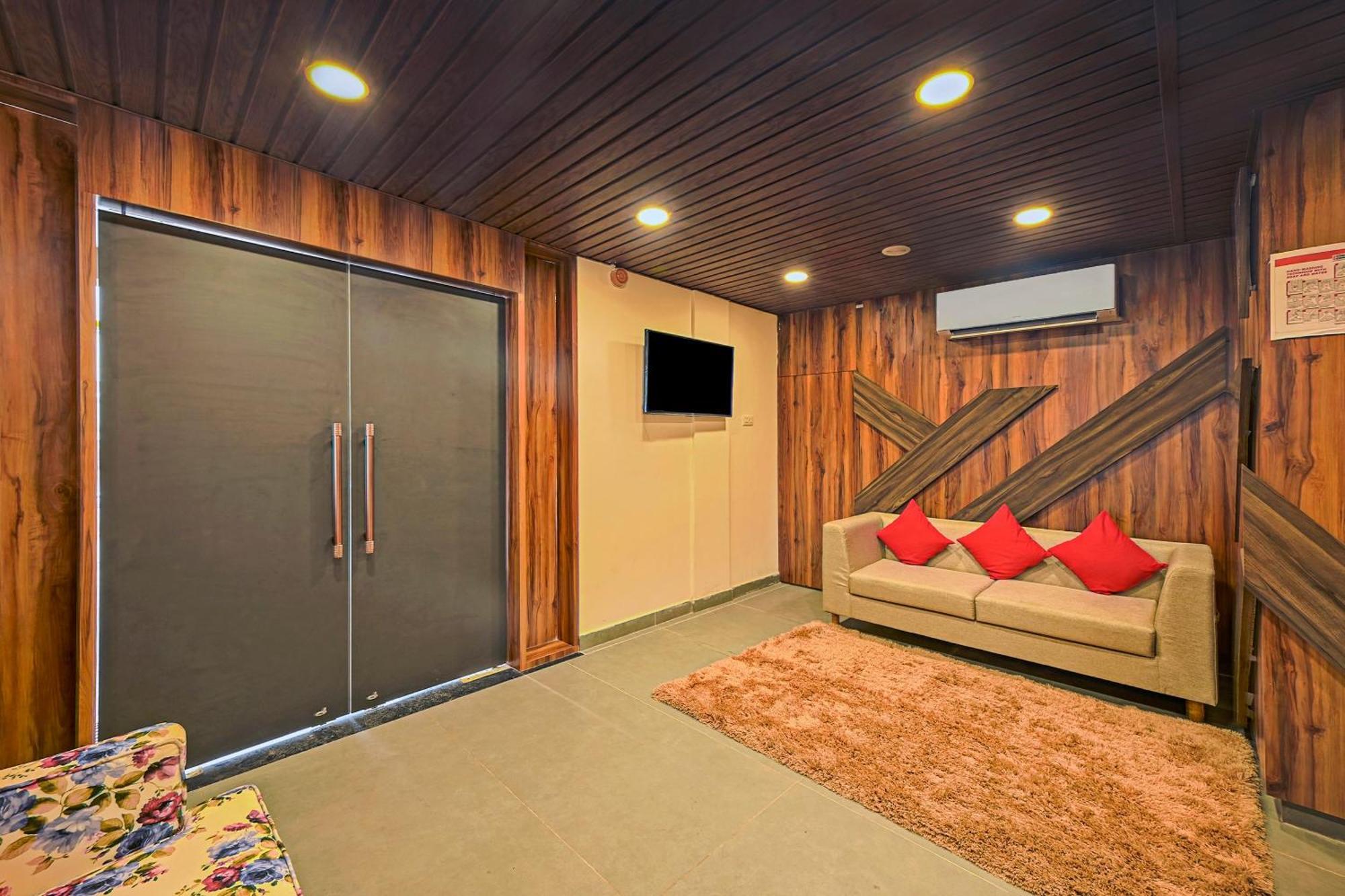 Отель Super Townhouse Oak Hillside Aqua Khandagiri Экстерьер фото