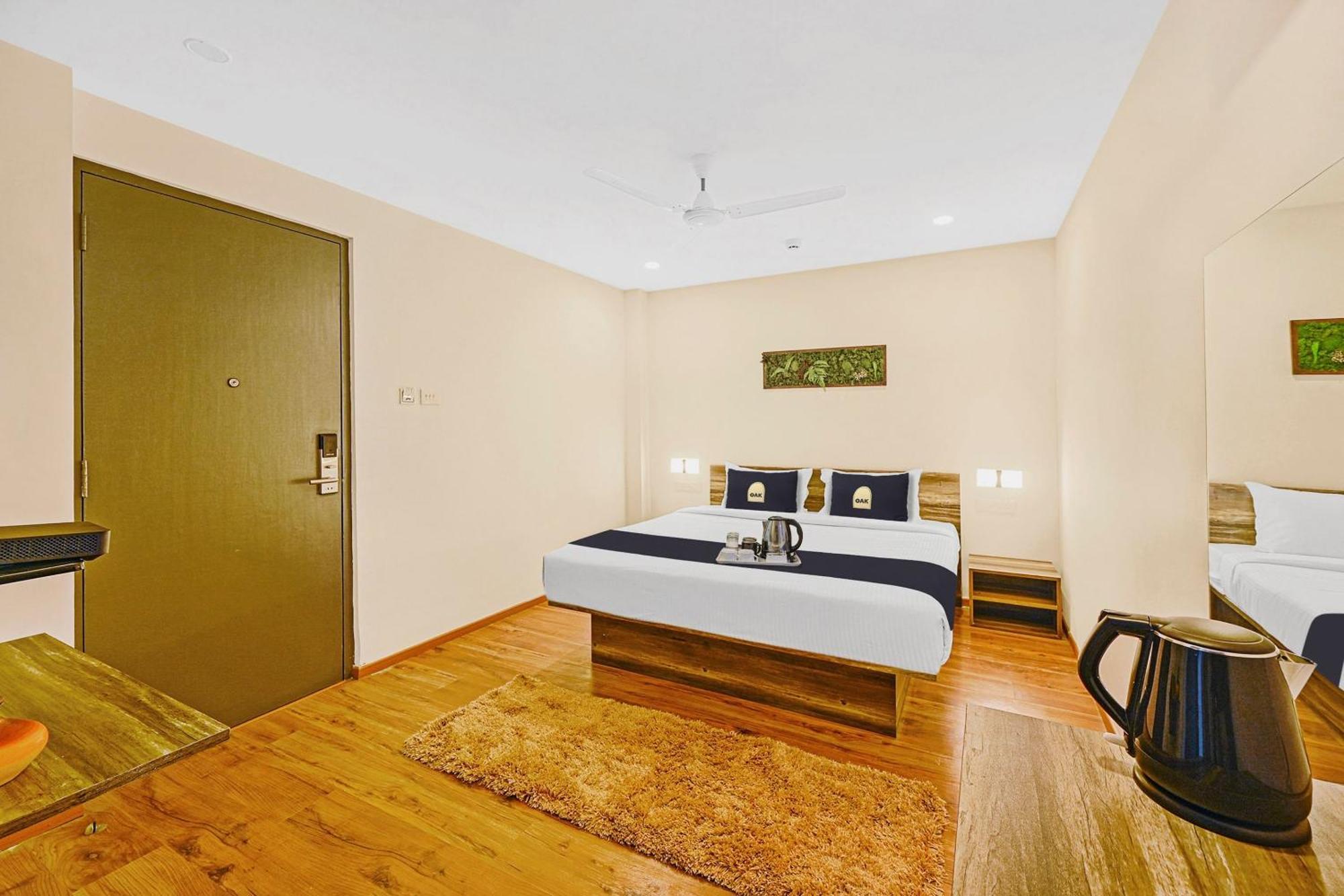 Отель Super Townhouse Oak Hillside Aqua Khandagiri Экстерьер фото