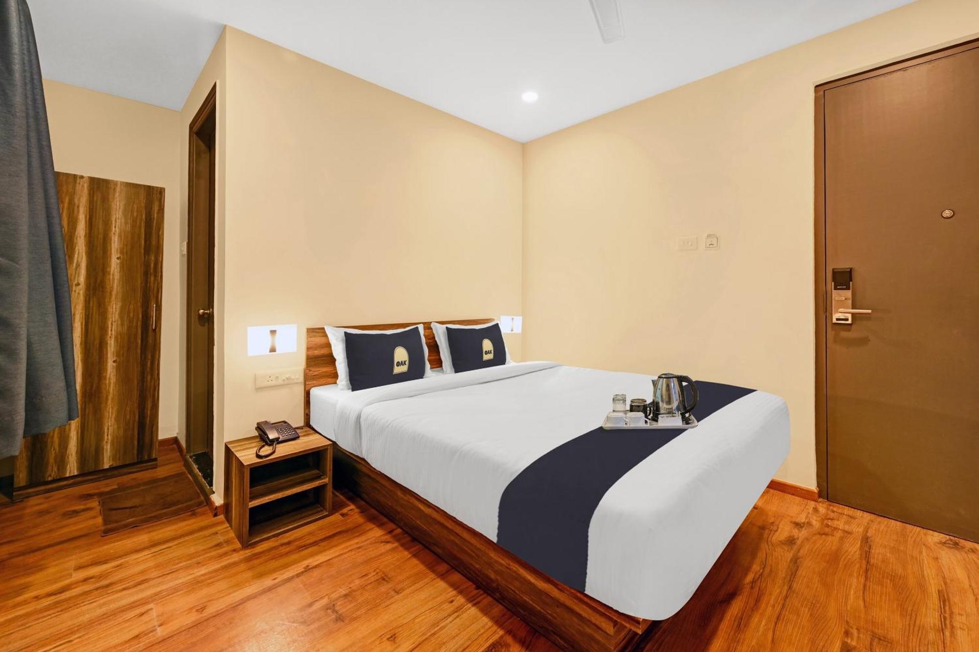 Отель Super Townhouse Oak Hillside Aqua Khandagiri Экстерьер фото